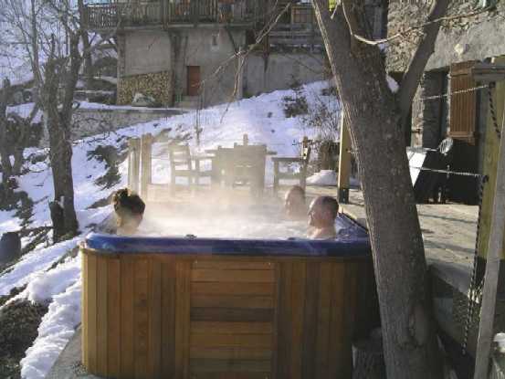 Ski Chalet France - Relaxing in the Jacuzzi (93837 bytes)