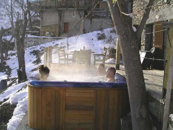 La Source chalet - Jacuzzi (51788 bytes)