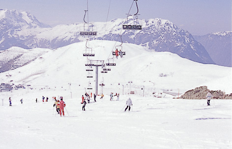 Piste to Alpe d'Huez.jpg (61417 bytes)