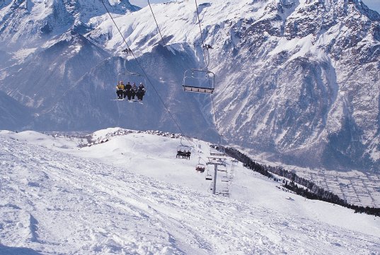 French self catering holidays - Villard ski lift (38377 bytes)